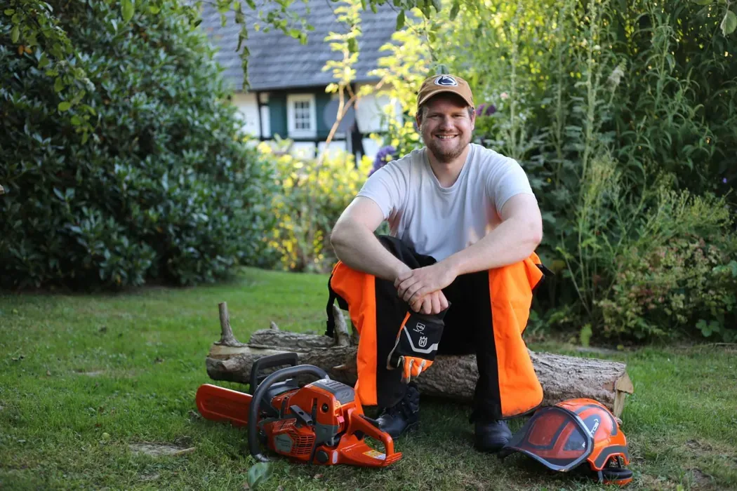 Baumstumpf entfernen lassen – Profi bei der Arbeit am Stumpf